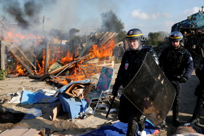 Cảnh sát chống bạo động của Pháp hỗ trợ bảo vệ an ninh cho công tác dọn dẹp lán trại bất hợp pháp tại khu “Rừng Calais” ngày 25-10 - Ảnh: Reuters