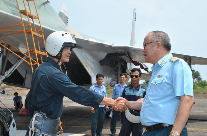 Thiếu tướng, Phó tư lệnh Quân chủng phòng không - không quân Nguyễn Văn Đảm (phải) bắt tay chúc mừng hai phi công bay thử thành công su-27 số hiệu - Ảnh: VĂN BẮC