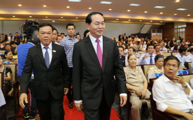 Chủ tịch nước Trần Đại Quang (phải) đến tham dự lễ kỉ niệm 40 năm ngày thành lập Trường ĐH Kinh tế TP.HCM sáng 27-10 - Ảnh: NHƯ HÙNG