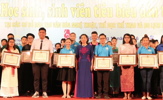 Bà Đặng Thị Bích Liên trao tặng bằng khen cho 44 em học sinh sinh viên dân tộc thiểu số xuất sắc