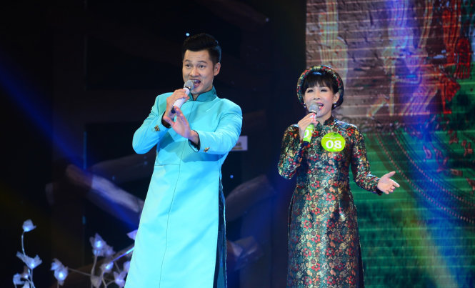 Hồng Vân song ca cùng ca sĩ khách mời Đức Tuấn ca khúc Tình ca - Ảnh: Quang Định