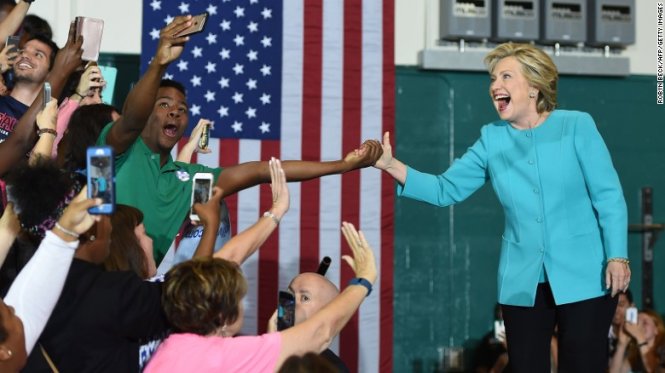 Bà Clinton trông thư thái và vui vẻ hơn tại một buổi vận động tranh cử ở Florida - Ảnh: AFP