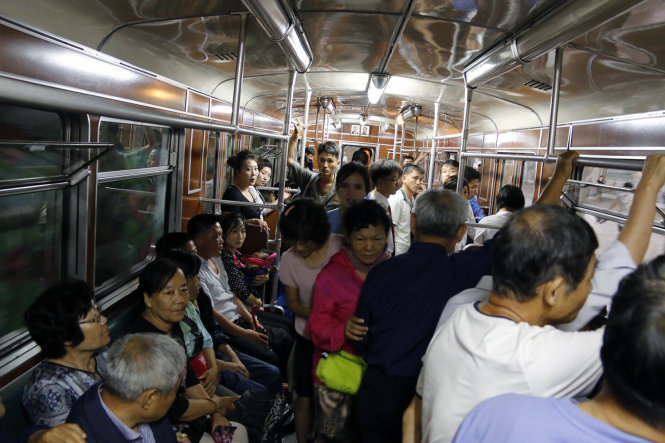 Người dân Bình Nhưỡng sử dụng tàu điện ngầm - Ảnh: T. LỘC
