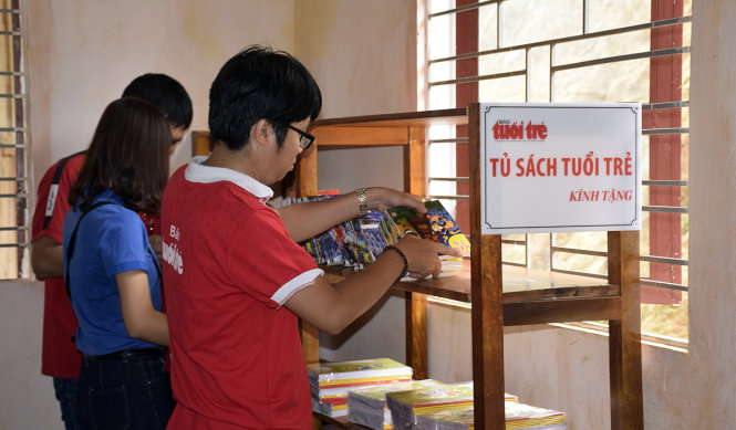 Tủ sách Tuổi Trẻ tặng điểm trường thôn Liên Sơn - Ảnh: ĐÔNG HẢI