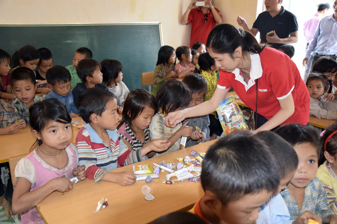 Đại diện báo Tuổi Trẻ tặng bánh kẹo cho học sinh điểm trường Liên Sơn - Ảnh: ĐÔNG HẢI