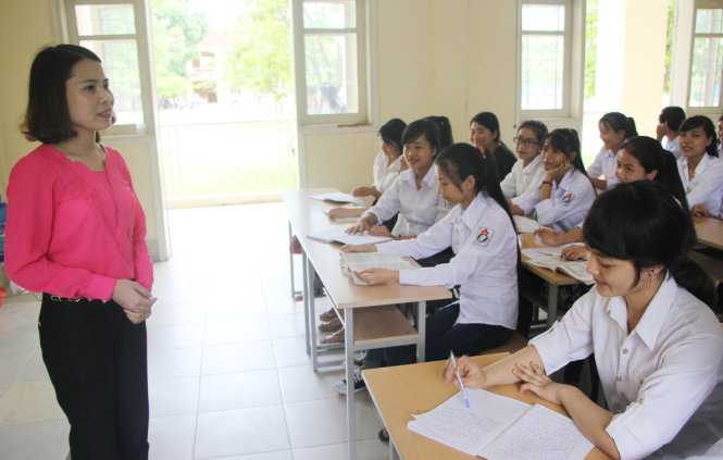 Cô Phan Thị Hồng Nhung (Trường THPT Kim Liên, huyện Nam Đàn, Nghệ An), người tham gia chương trình với đề tài “Khai thác và sử dụng nguồn tài liệu nước ngoài trong biên soạn chương trình lịch sử Việt Nam ở bậc THPT”, trong giờ lên lớp - Ảnh: DOÃN HÒA