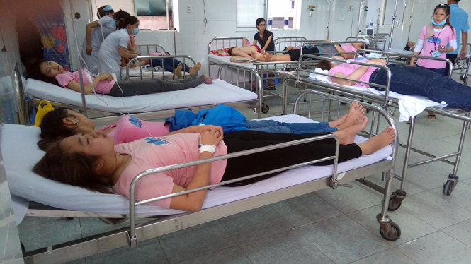 Nhiều công nhân công ty Panko Tam Thăng tiếp tục ngất xỉu sáng 28-10 - Ảnh: LÊ TRUNG