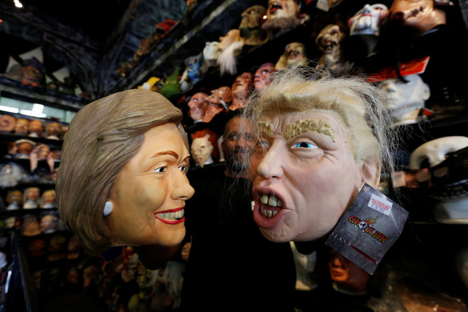 Mặt nạ hình bà Clinton và ông Trump được bán trong cửa hàng hóa trang ở Los Angeles - Ảnh: REUTERS