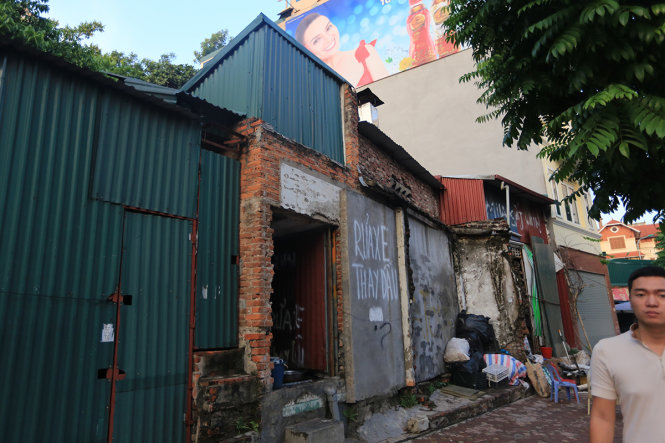 Những ngôi nhà có diện tích nhỏ hẹp được lợp tôn tam bợ trên tuyến phố mới Lê Trực, quận Ba Đình