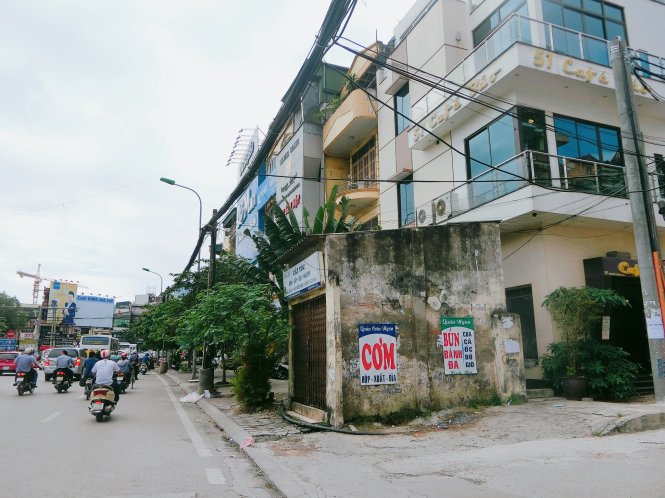Ngôi nhà nhỏ án ngữ ngay giữa vỉa hè đường Nguyễn Phong Sắc, quận Cầu Giấy, gây bất tiện cho người dân đi lại