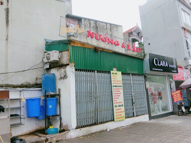 Chiều sâu căn nhà không đủ kê một chiếc giường nhưng với mặt tiền rộng, căn nhà siêu mỏng này được cho thuê để kinh doanh đồ nướng trên đường Nguyễn Văn Huyên, quận Cầu Giấy