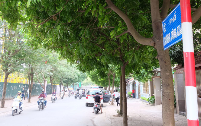 Sáng 28-10, quận Cầu Giấy đã gắn biển tên đường phố Trương Công Giai, Dương Khuê, Trần Quốc Vượng - Ảnh: XUÂN LONG