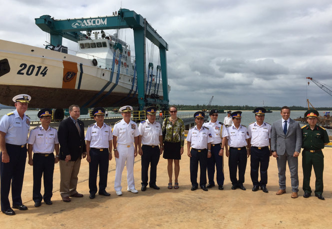 Đô đốc Harris, Tổng Lãnh sự Hoa Kỳ Mary Tarnowka, các quan chức Cảnh sát biển Việt Nam thăm cơ sở sửa chữa bảo dưỡng tàu - Ảnh: Đại sứ quán Hoa Kỳ cung cấp - Ảnh: Đại sứ quán Hoa Kỳ cung cấp