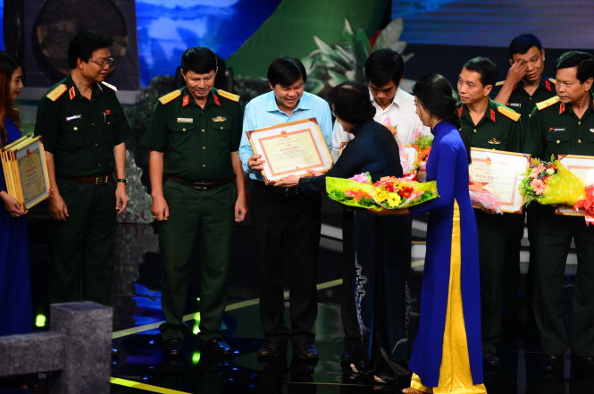 Tổng biên tập báo Tuổi Trẻ Tăng Hữu Phong nhận bằng khen của Bộ Y tế trong chương trình “Chiến sĩ quân y giữa trùng khơi” tối 28-10