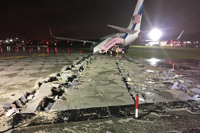 Hiện trường khu vực chiếc máy bay chở ông Mike Pence gặp sự cố tại sân bay LaGuardia tối 27-10 - Ảnh: Twitter/Connortryan