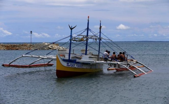 Các ngư dân Philippines nghỉ ngơi sau một chuyến đánh bắt ngoài Biển Đông trở về ở khu vực gần thị trấn Infanta, tỉnh Pangasinan, tây bắc thủ đô Manila, Philippines - Ảnh: Reuters