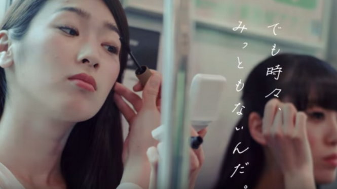 Hình ảnh phụ nữ Nhật tranh thủ trang điểm khi đi tàu hỏa trong video clip của TOKYU CORP