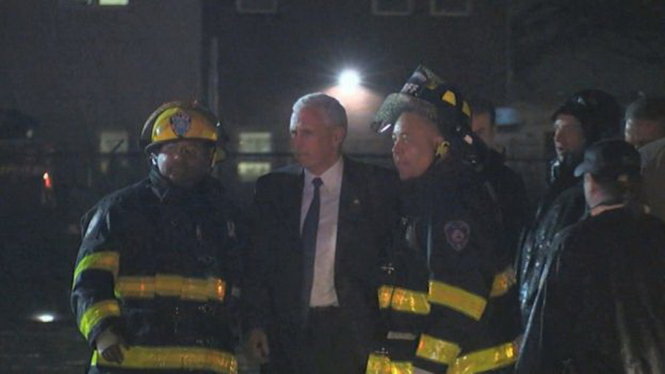 Ông Mike Pence nói chuyện với nhân viên cứu hỏa tại sân bay LaGuardia sau sự việc - Ảnh: AP