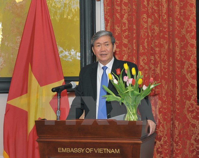 Ông Đinh Thế Huynh đến thăm và nói chuyện với các cán bộ, nhân viên Đại sứ quán Việt Nam tại Hoa Kỳ - Ảnh: TTXVN
