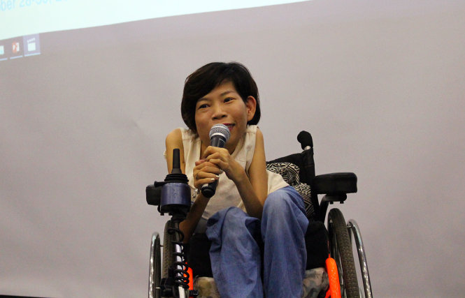 Chị Nguyễn Thảo Vân - giám đốc Trung tâm nghị lực sống chia sẻ về những nghị lực của bản thân cũng như các thành viên của Trung tâm khiến các bạn trẻ tham dự Hội nghị xúc động - Ảnh: HÀ THANH
