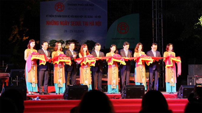 Lãnh đạo thành phố Hà Nội cùng đại diện đại biểu chính quyền Seoul cắt băng khai mạc chương trình