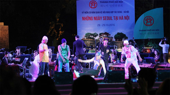 Nhóm B-boy Drifterz Crew đem đến điệu nhảy sôi động trên nền nhạc cụ truyền thống
