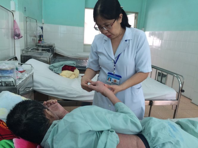 Bác sĩ CK2 Nguyễn Thị Bích Liên khám vảy nến cho bệnh nhân N.A.Đ - Ảnh: L.TH.H.