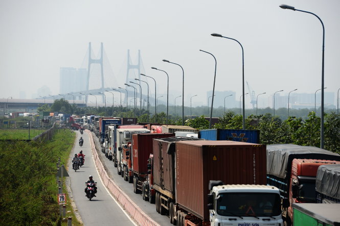 Hàng nghìn xe container, xe tải và ôtô kẹt cứng kéo dài từ vòng xoay Mỹ Thủy qua cầu Phú Mỹ, Q.7, TP.HCM - Ảnh: HỮU KHOA