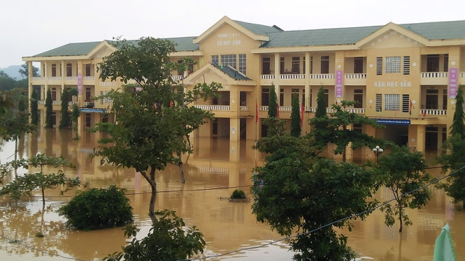 Trường THPT Cù Huy Cận, huyện Vũ Quang (Hà Tĩnh) bị ngập sâu trong nước do mưa lũ - Ảnh: DOÃN HÒA
