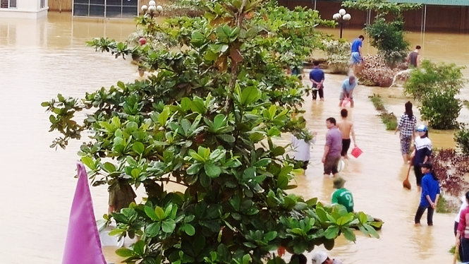Thầy cô, học sinh Trường THPT Cù Huy Cận, huyện Vũ Quang (Hà Tĩnh) dọn dẹp trường lớp sau mưa lũ - Ảnh: DOÃN HÒA