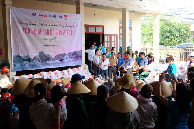 Người dân xã Quảng Thanh đến nhận quà sáng 29-10 - Ảnh: QUỐC NAM