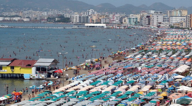 Trời nắng nóng, người dân đổ xô đến các bãi biển ở vùng Địa Trung Hải - Ảnh: Getty Images