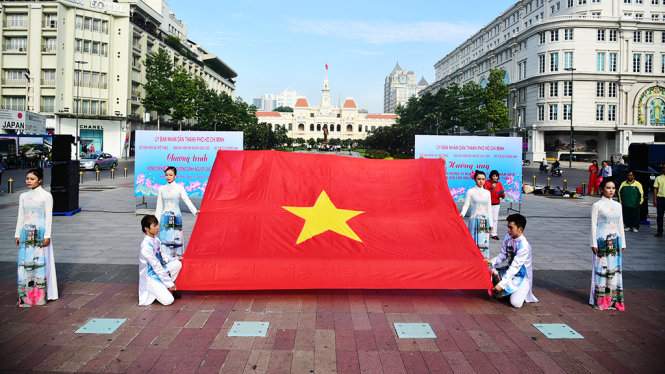 Ngay từ sáng sớm, 2400 người cao tuổi đã có mặt để làm lễ chào cờ tại phố đi bộ Nguyễn Huệ, Q.1 - Ảnh: HỮU THUẬN