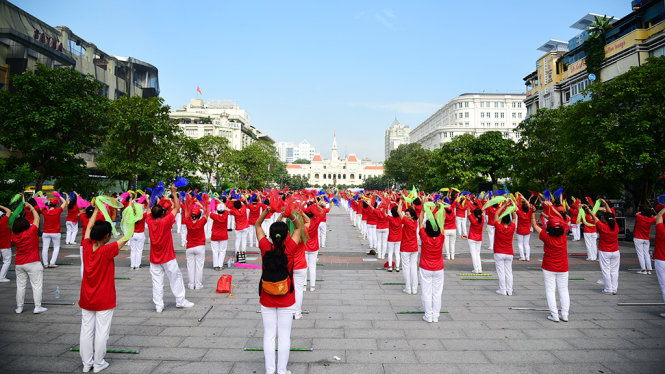 Cả con đường Nguyễn Huệ phủ sắc đỏ với màn đồng diễn thể dục dưỡng sinh của 2400 người - Ảnh: HỮU THUẬN