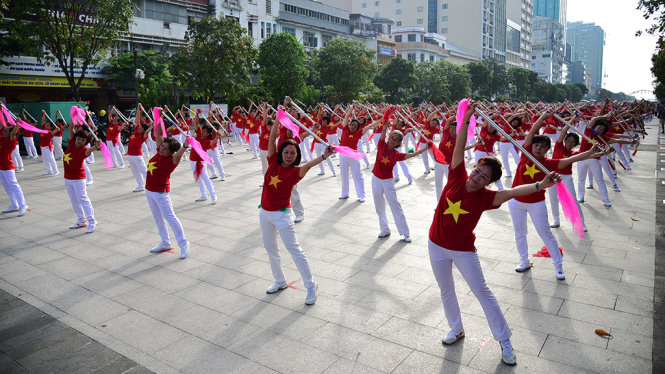 Cả con đường Nguyễn Huệ phủ sắc đỏ với màn đồng diễn thể dục dưỡng sinh của 2400 người - Ảnh: HỮU THUẬN
