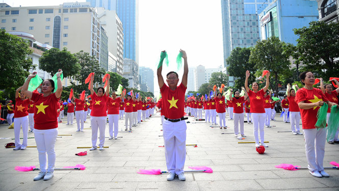 Nhiều cô chú đồng diễn thể dục dưỡng sinh cho biết “ được tham dự đồng diễn tại phố đi bộ Nguyễn Huệ nên tâm trạng rất phấn khởi” - Ảnh: HỮU THUẬN