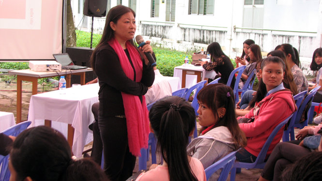 Chị Nguyễn Phi Vân nói chuyện với sinh viên Trường Đại học Cần Thơ