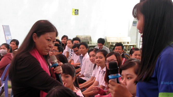 Chị Nguyễn Phi Vân nói chuyện với sinh viên Trường Đại học Cần Thơ