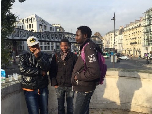 Navil (trái) - di dân người Sudan đã tìm đến sống tạm tại Paris trước khi 