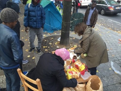 Một số người tình nguyện ở Paris ra lo bữa ăn sáng cho người di cư - Ảnh: Twitter