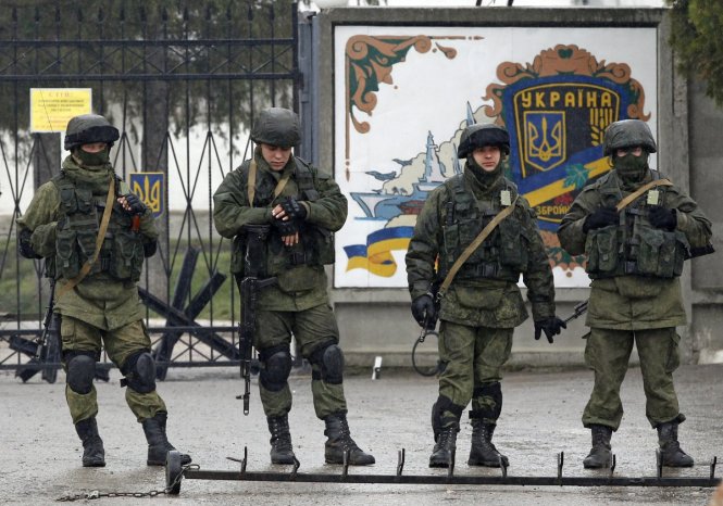 Uniformed men, believed to be Russian servicemen, stand guard outside a Ukrainian military base in the village of Perevalnoye outside Simferopol, March 7, 201