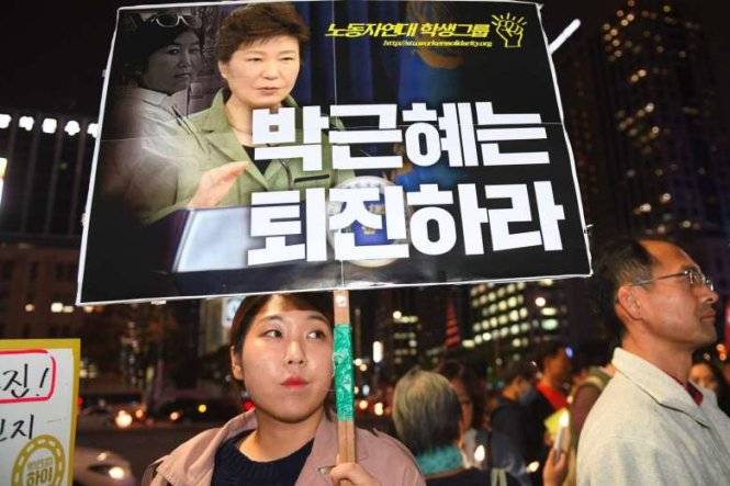 Người Hàn Quốc xuống đường ở Seoul đòi Tông thống Park Geun Hye từ chức - Ảnh: AFP