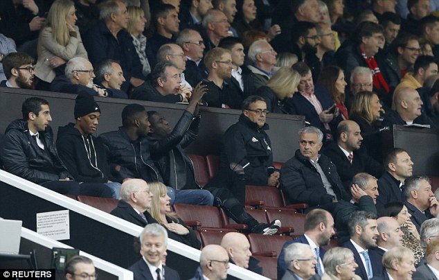 HLV Mourinho bị truất quyền chỉ đạo phải ngồi theo dõi trận đấu trên khán đài. Ảnh: REUTERS