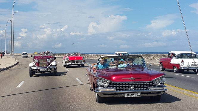 Du khách VN được khám phá một vòng thủ đô La Habana trên các ôtô có “tuổi đời” hơn 60 năm - Ảnh: CHÁNH HƯNG