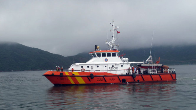Tàu SAR 274 cập bờ đưa bện nhân vào đất liền cứu chữa - Ảnh: N.TRẦN