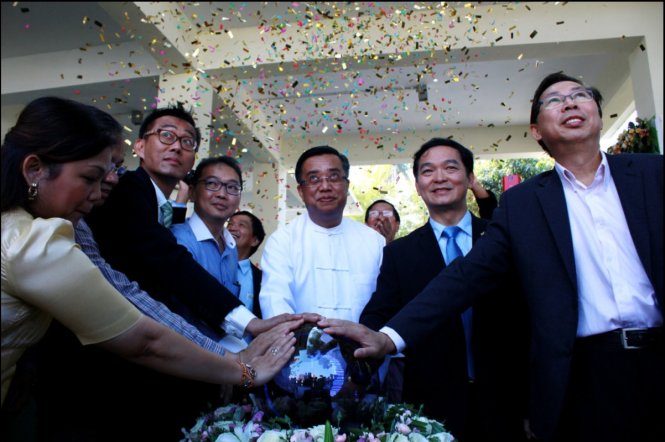 Ông Lê Viết Hải (thứ hai từ phải sang) - chủ tịch HĐQT Công ty Hòa Bình của Việt Nam - bấm nút cất nóc dự án chung cư GEMS cao 21 tầng xây dựng tại thành phố Yangon (Myanmar) vào ngày 6-3-2015 - Ảnh: ĐÌNH DÂN
