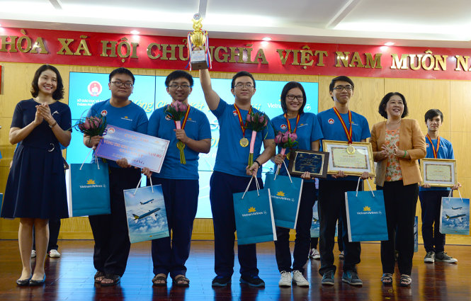Các em học sinh đại diện sở GD&ĐT TP.HCM giành giải nhất phần thi giao hữu giữa các tỉnh thành Đông Nam Bộ - Ảnh: DUYÊN PHAN