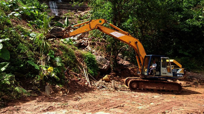 Các phương tiện thi công đang gấp rút thông đường vào bản Lòm - Ảnh: X.VƯƠNG