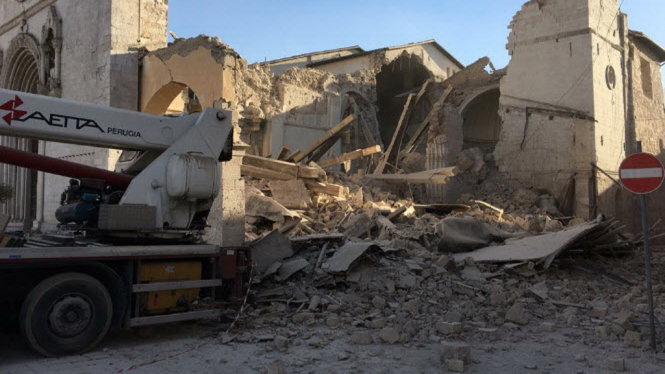 Hình ảnh chia sẻ trên mạng xã hội cho thấy nhiều tòa nhà đổ sập sau động đất - Ảnh: Twitter