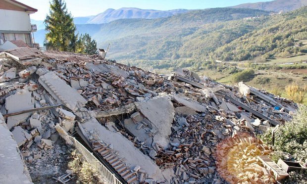 Một tòa nhà ở L’Aquila, miền trung Ý, bị sập sau trận động đất chiều 30-10 - Ảnh: EPA